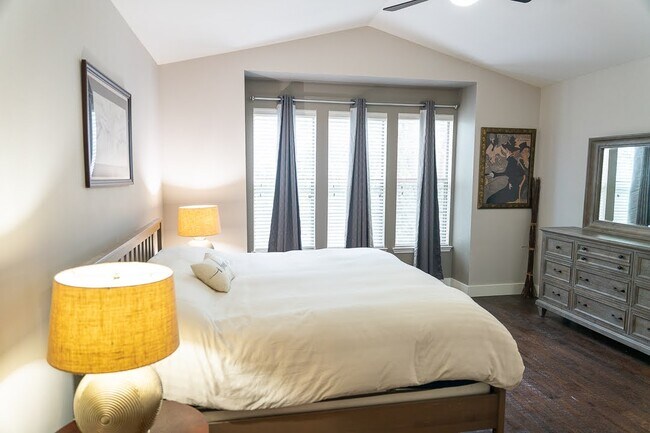 Building Photo - 1204 Lake Pointe Way