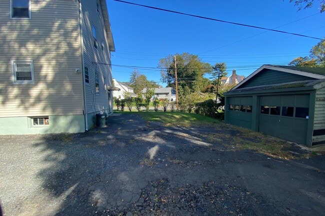 Building Photo - 133 Willowdale Ave