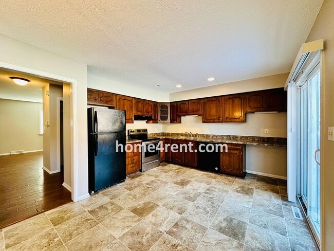 Building Photo - Beautiful Overland Park Townhome w/ Wood Floors, Large Open Kitchen and a Community Pool!
