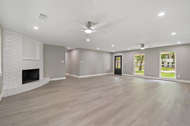 Building Photo - 214 Whispering Oaks Dr