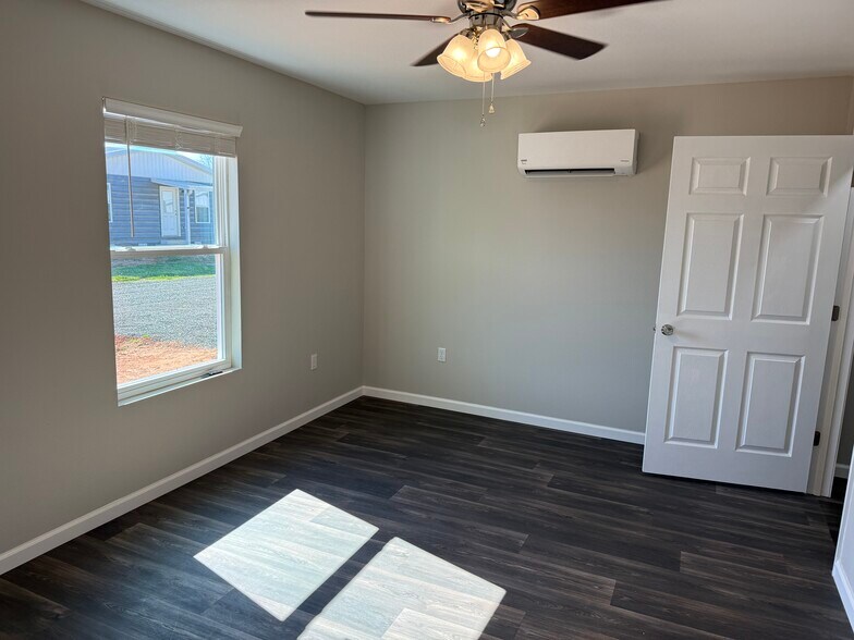 Building Photo - 80 Redwood Ln