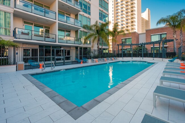 Building Photo - Stunning Legend Condo with Huge Patio Look...