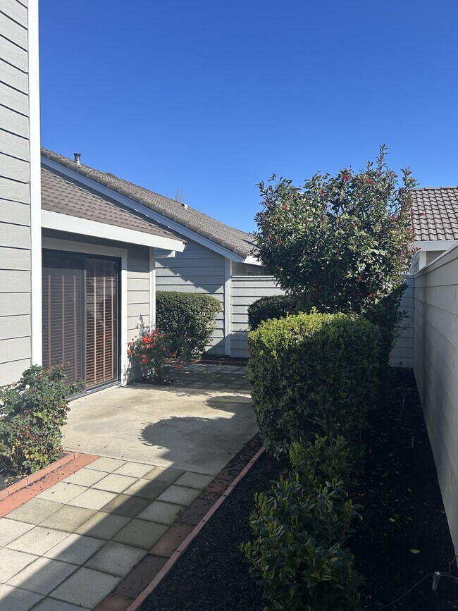 Building Photo - 2252 Southport Ln