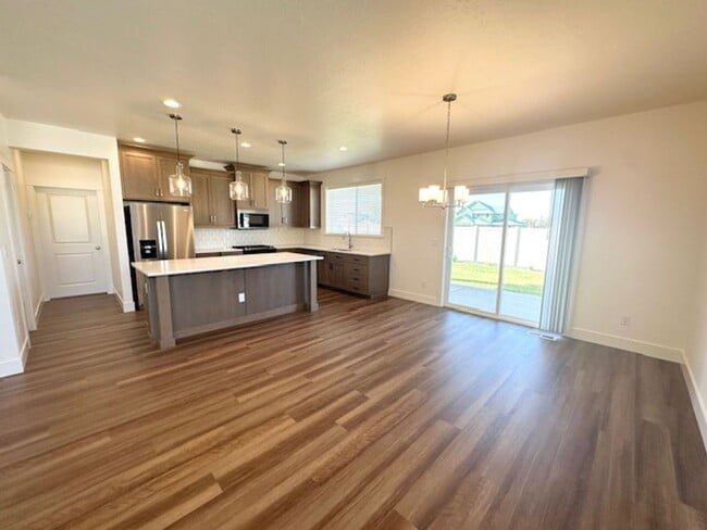 Building Photo - Beautiful 1 year old home available now!