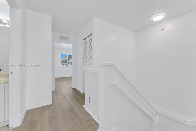 Building Photo - 1530 SE 31st Ct