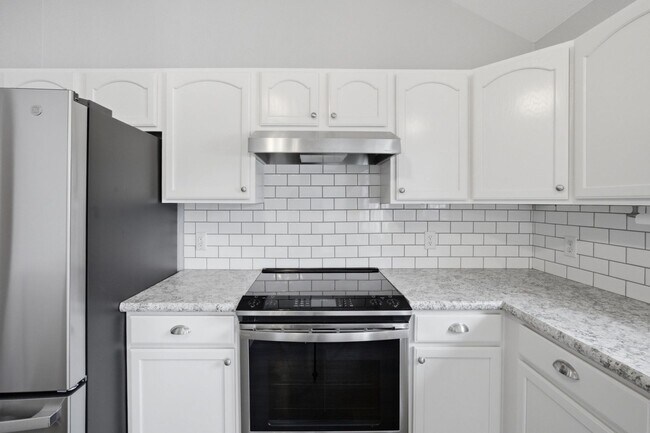 Building Photo - 2704 Stratford Ln