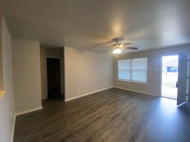 Building Photo - Clean 3bed/2 bath Home!