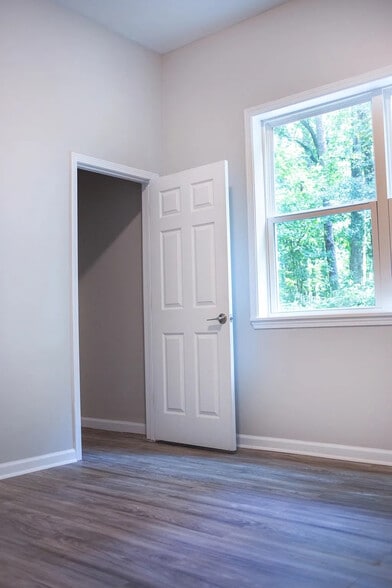 Building Photo - Room in Apartment on Stanton Rd SW