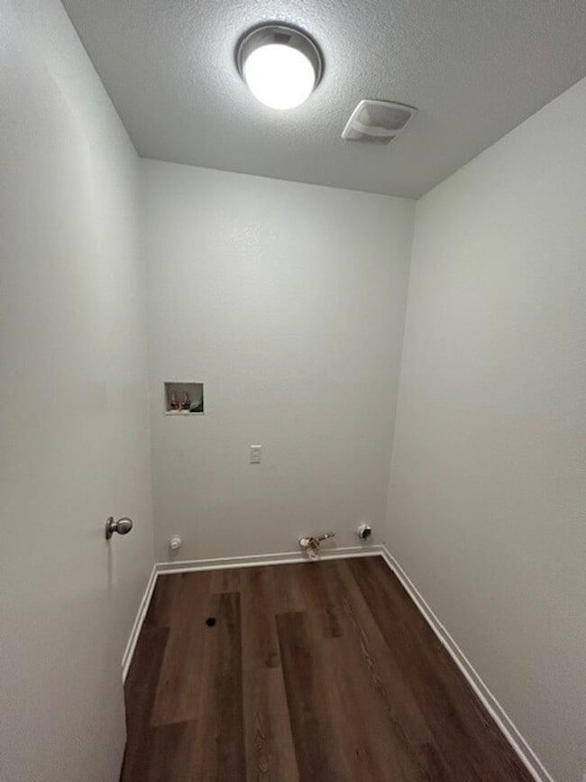 Building Photo - Newly remodeled 3 bedroom 2.5 bathroom in ...