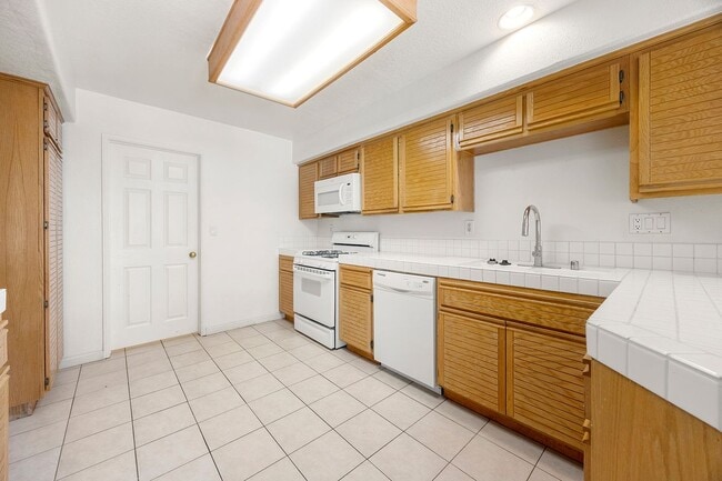 Building Photo - 631 S Glenhurst Dr