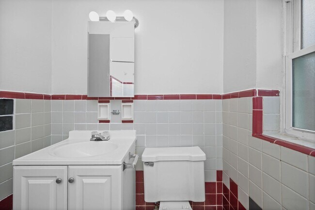 Building Photo - 632 Maple Dr