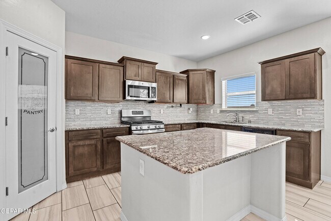 Building Photo - 585 Issa Circle