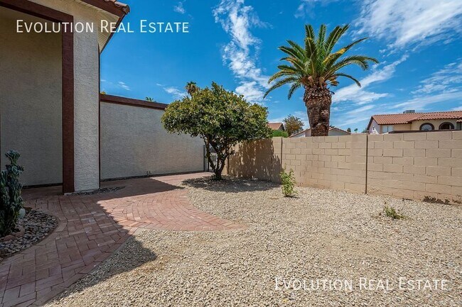 Building Photo - 2033 S Paseo Loma