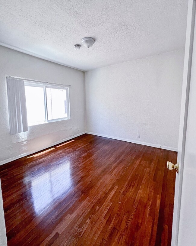 Building Photo - 350 N Orange Grove Ave