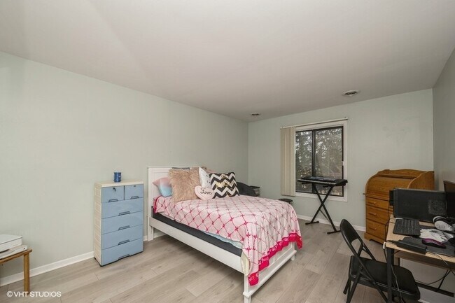 Building Photo - 260 E Court of Shorewood