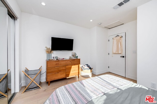 Building Photo - 1591 Yosemite Dr