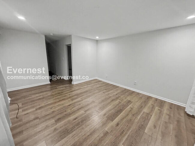 Building Photo - 4 Bed/1.5 Bath with In-Unit Laundry / Pet-Friendly / Vouchers Accepted / Available Now!