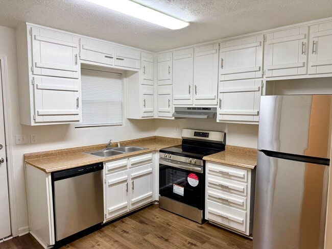 Building Photo - Welcome to this charming 2-bedroom, 2-bathroom home located in the heart of Fayetteville, GA.