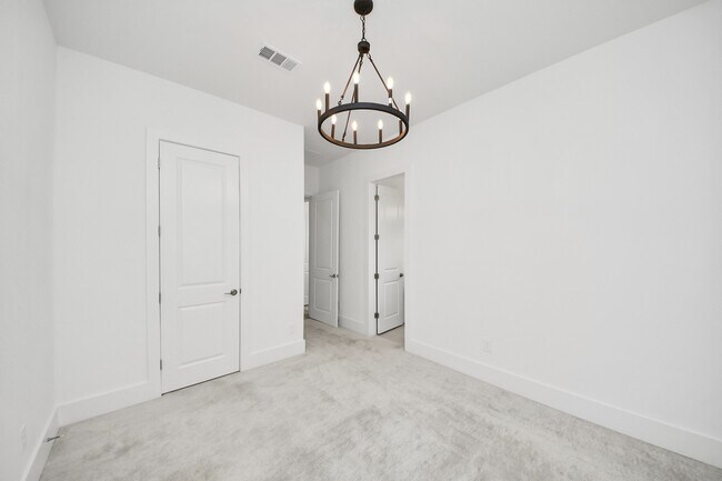 Building Photo - 10235 Forest Lake Dr