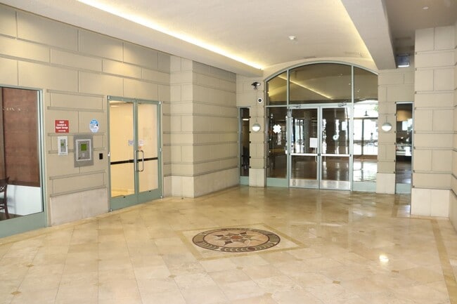Building Photo - Spacious Downtown Condo
