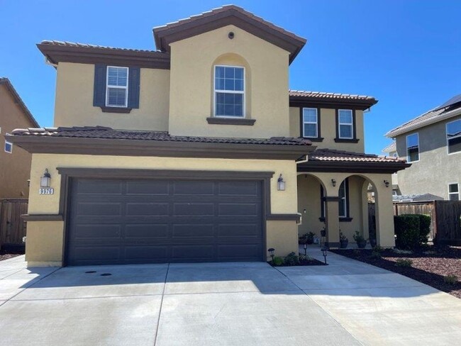 Building Photo - Gorgeous 4 Bed Located in Great Gated Community