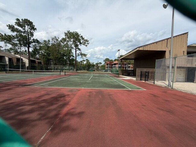 Building Photo - Charming 3 bed 3 bath townhome in the Orlando