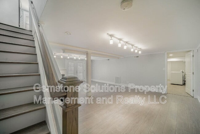 Building Photo - 413 Lynn Dr