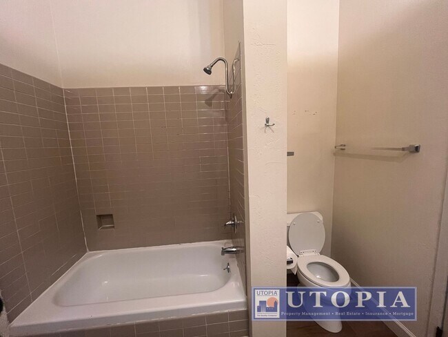 Building Photo - RENT SPECIAL: 50% off 1st months rent if the lease is signed by January 1st! Bright Natural Light...