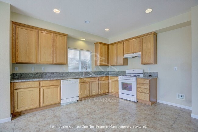 Building Photo - Beautifully maintained 4 bedroom 2 bath home!