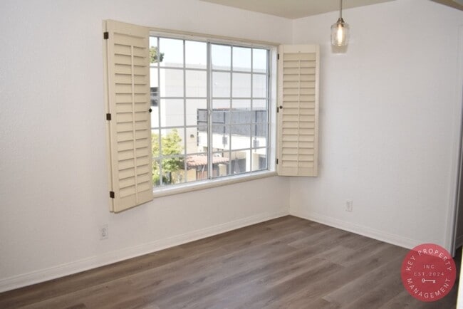 Building Photo - Charming 3-Bedroom Condo in the Heart of L...