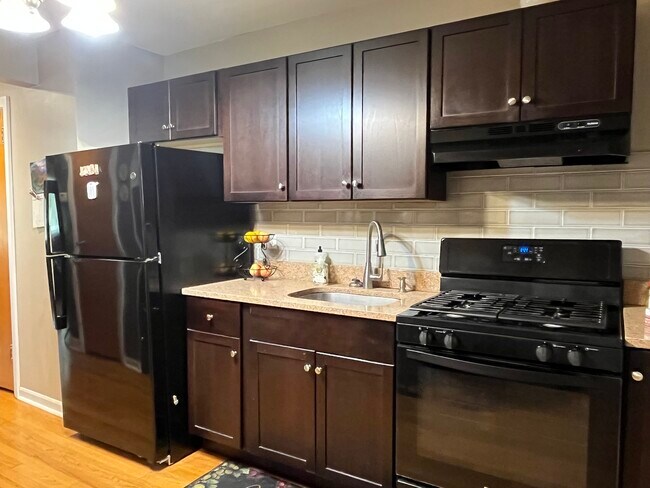 Building Photo - 421 Edgewood Pl