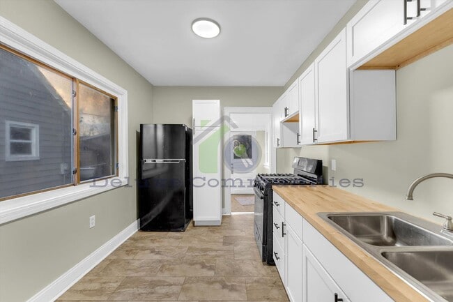 Building Photo - Fully Remodeled 3 bed 1 bath- Single Family Home!! JUST LISTED!