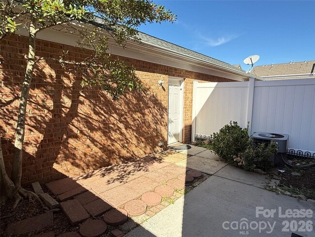 Building Photo - 3810 York Aly