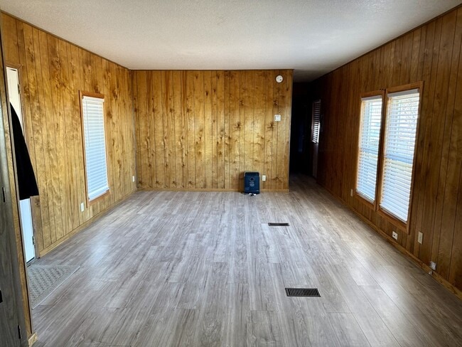 Building Photo - 214 NW Ave I