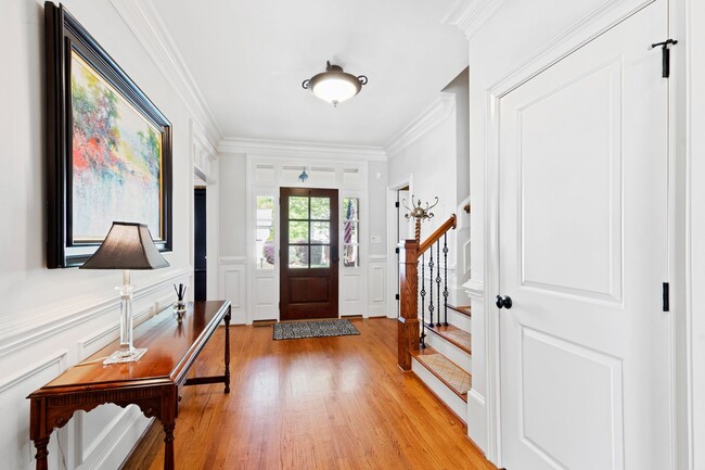 Building Photo - Elegant 5-Bedroom Home on Cul-de-Sac in So...