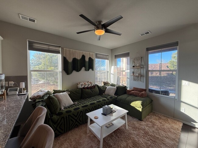 Building Photo - Gorgeous 2 Bed 3 Bath Townhome Right off the Powers Corridor!!