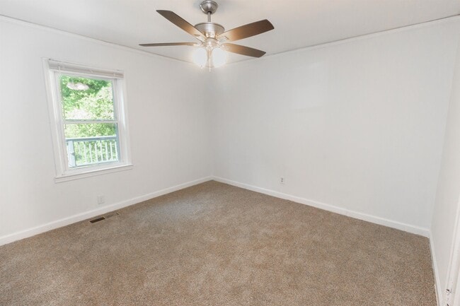 Building Photo - 231 Maple St