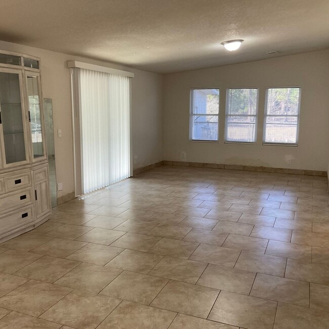 Building Photo - Amazing semi private secluded property