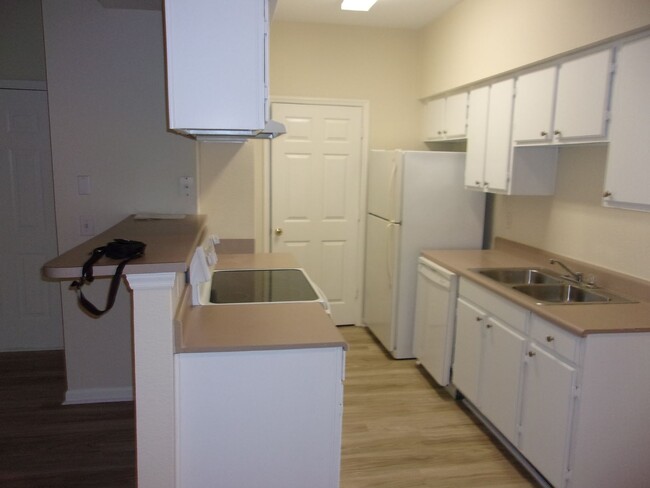 Building Photo - 1BR / 1BA @ The Legends