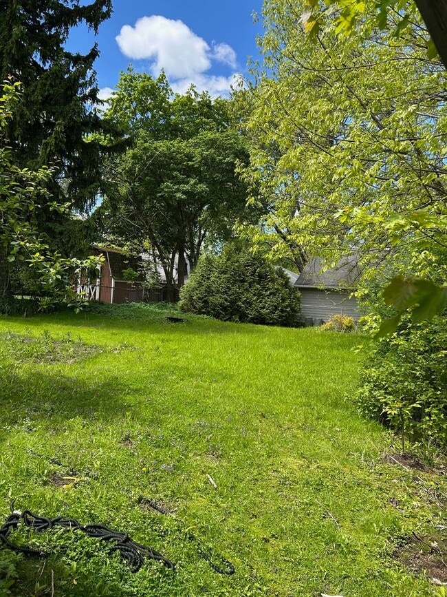 Building Photo - 3 Bedrooms One Floor Ranch House with 2 car attached garage in Lyndhurst