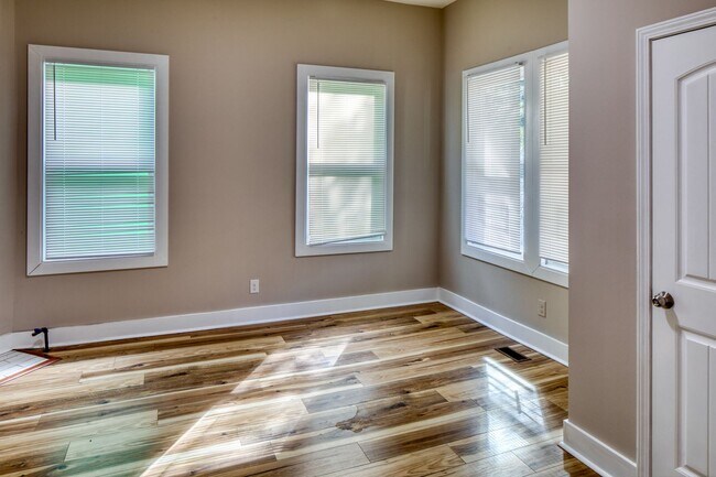 Building Photo - 2 Bed, 2 Bath Available Now!