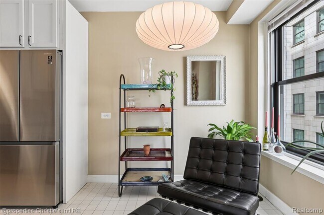 Building Photo - 15 E Kirby St