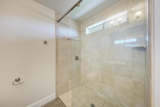 Building Photo - 807 E 14th St