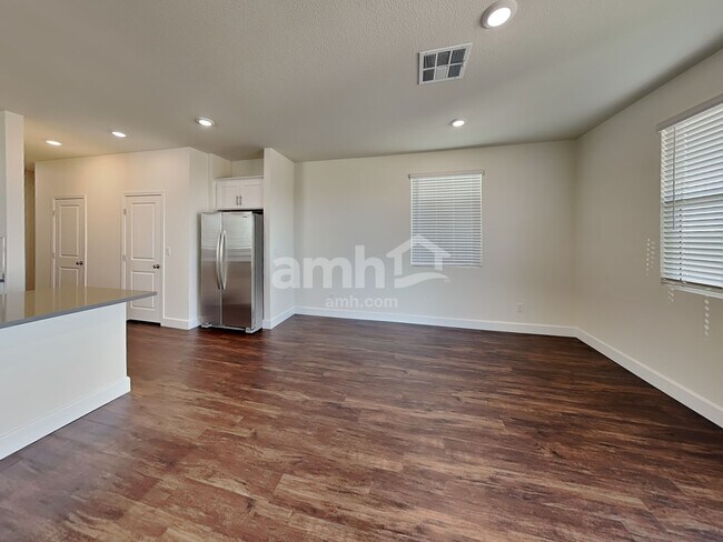 Building Photo - 872 Longwood Gdns St