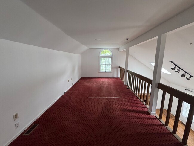 Building Photo - 102 Ravenwood Pl