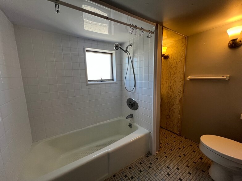 Building Photo - 45 Gardena St