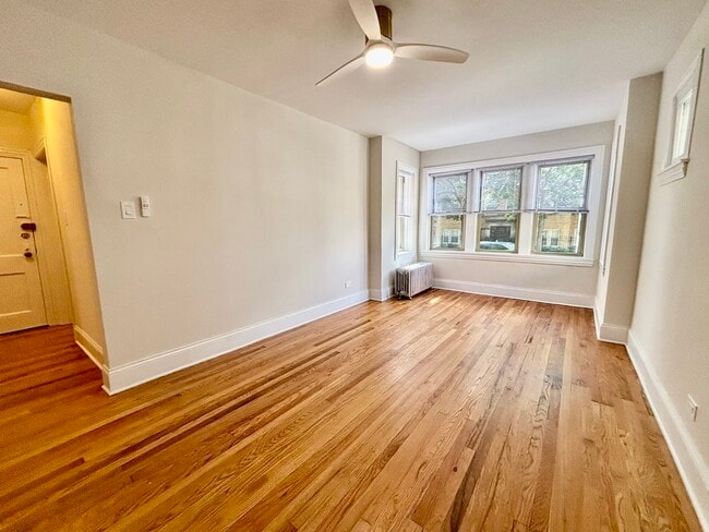 Building Photo - 4057 N Sacramento Ave