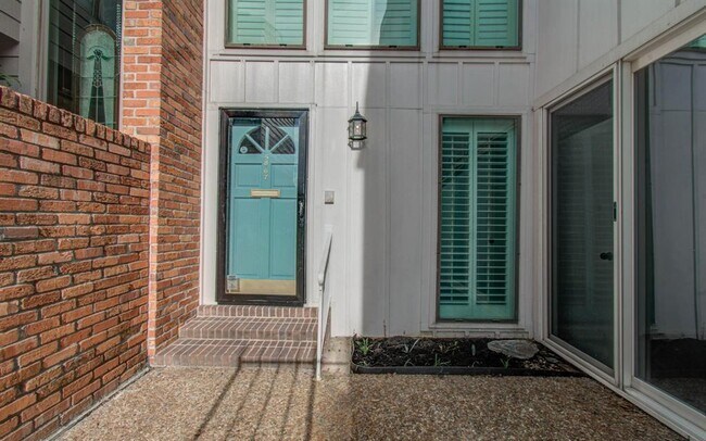 Building Photo - 5867 Sugar Hill Dr