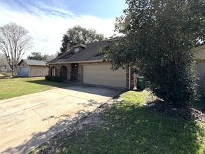 Building Photo - 22508 Red River Dr