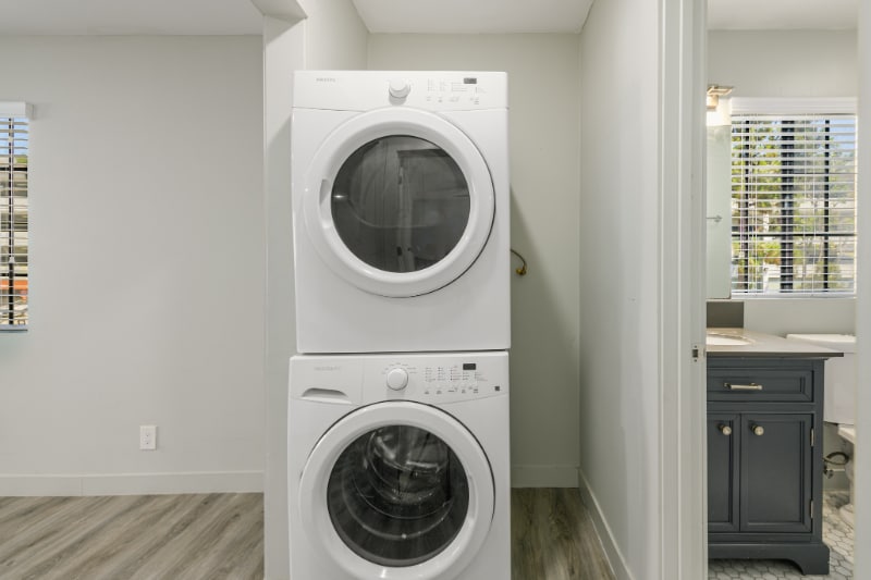 Building Photo - 1535 N Kenmore Ave